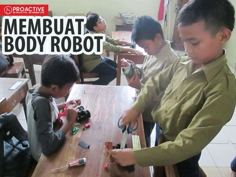 Membuat Body Robot#|#|#Ini anak-anak sedang asik mencoba membuat body robot buatan mereka sendiri...mantap benar ya. |||0.55555555555556