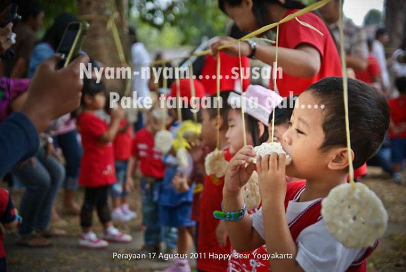 Perayaan 17 Agustus#|#|#Lomba makan krupuk. Lomba yang tidak pernah ketinggalan dalam setiap pelaksanaan acara / lomba memperingati hari kemerdekaan negara Indonesia.|||0.5