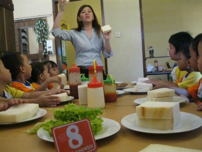 Anak-anak asyik mendengarkan tentor saat cooking class#|#|#|||0.38461538461538