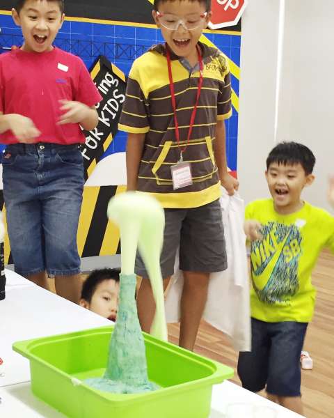 Chemical Engineering - Volcano Foam#|#|#-Learn the physical properties of liquid, solid, gas<br />
-Learn the physical properties of Foam<br />
-The reaction of sodium carbonate + acetic acid |||0